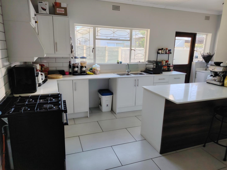 To Let 4 Bedroom Property for Rent in Stellenberg Western Cape